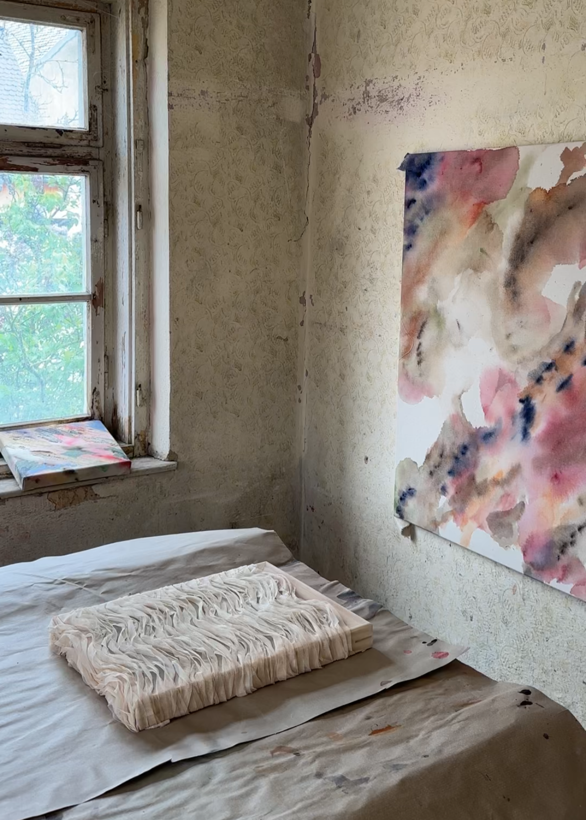 Behind the scene glimpses into Christina Anna Sperber´s tudio space staging different abstract art paintings.